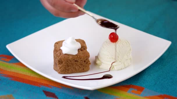 Brownie Con Helado Vainilla — Vídeos de Stock