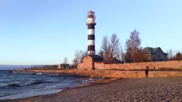 Lighthouse Sunset Couple Enjoying Beautiful Autumn Weather — Stok video