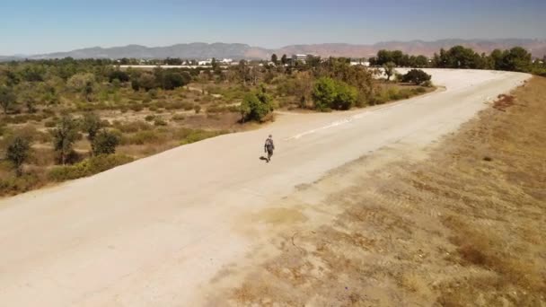 Swooping Drone Portrait Shot Man Walking Path Ridge Overlooking Forrest — Stockvideo