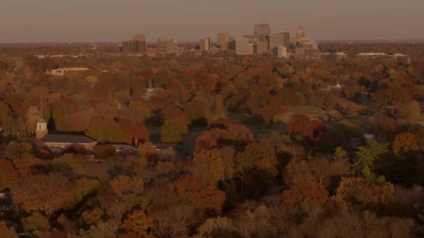 Повітряний Поштовх Невеликої Церкви Парку Міського Краєвиду Восени — стокове відео