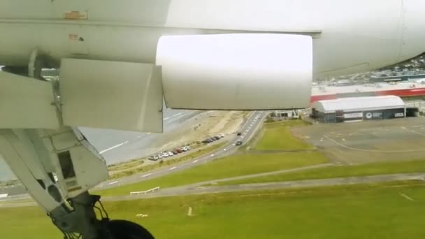 Passenger View Landing Gear Retracting Bombardier Q300 Aircraft Takeoff Wellington — Stockvideo