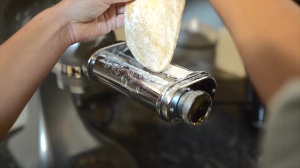 Using Pasta Maching Rolling Pasta Flat Machine Kitchen Aid — Video Stock