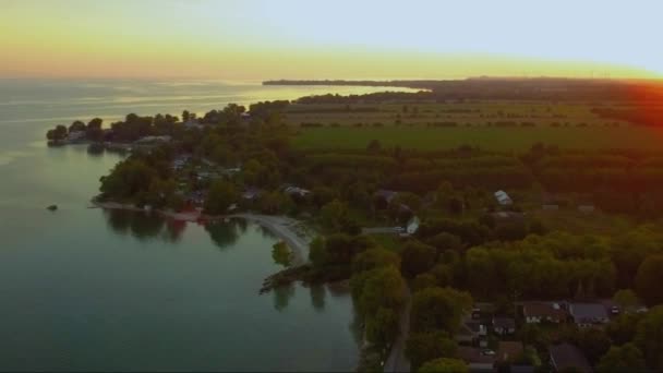 Birds Fly Frame Top Selkirk Aerial Shot Showing Lake Erie — Vídeo de stock