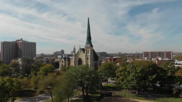 Aerial Circling Shot Church Chicago Illinois Shot Beautiful Weather — Video