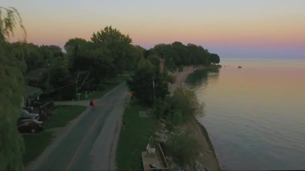 Aerial Flyover Cottages Lake Erie Ontario Canada Sunset Selkirk — Vídeo de stock