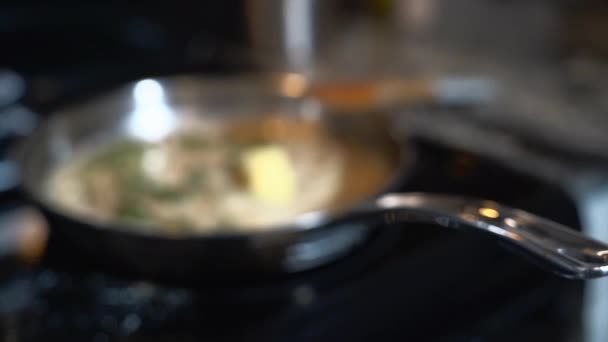 Повільне Масштабування Домашнього Соусу Шавлії Сковороді Плиті — стокове відео