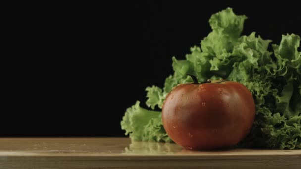 Slow Motion Tomato Hitting Lettuce — Αρχείο Βίντεο