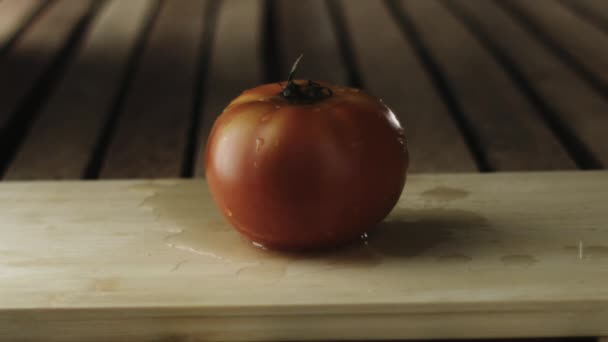 Slow Tomato Being Sliced Chopping Board — Αρχείο Βίντεο