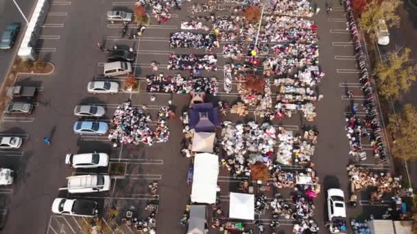 Aerial Top Panning Parking Lot Distribution Center Camp Fire Evacuees — Vídeo de stock