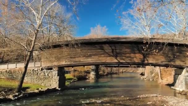 Aerial Descending View Humpback Bridge Virginia Historic Wooden Covered Bridge — Stock video