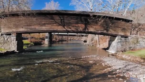Beautiful Mountain Stream Shallow Rapids Wooden Covered Bridge Humpback Bridge — Αρχείο Βίντεο