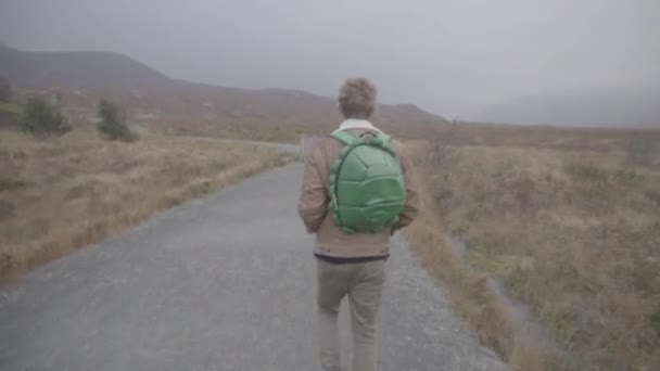 Man Funny Bag Walking Path Glenveagh National Park — Stockvideo