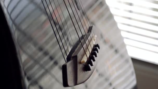 Μαύρη Γυαλιστερή Ακουστική Κιθάρα Ένα Περίπτερο Από Παράθυρο Κλεισιμο — Αρχείο Βίντεο