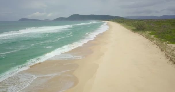 Stunning Cloudy Aerial Morning Flight Isolated Beach Waves Australia — Vídeo de Stock