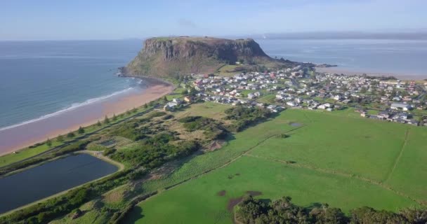 Aerial Flight Stanley Huge Rock Background Tasmania Australia — Vídeo de stock