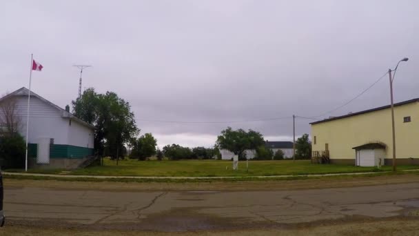 View Couple Buildings Yard Canadian Flag Small Town Cloudy Day — Vídeos de Stock