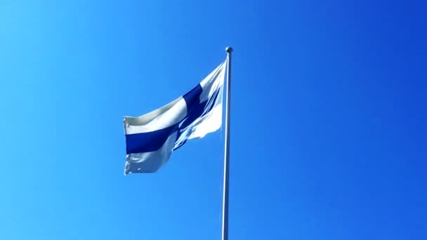 Финляндия Флаг Замедленной Съемке Голубое Небо — стоковое видео