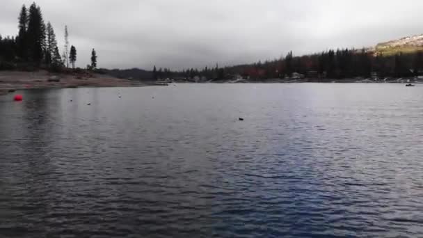 Beautiful Aerial View Bird Flying Mountain Lake Stormy Day — Vídeos de Stock