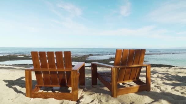 Waves Rolling Wooden Chairs Yellow Sand Beach Looking Pacific Ocean — Stockvideo