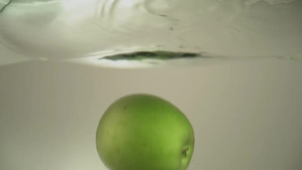 Ένα Μήλο Πέφτει Στο Νερό Και Μένει Στην Επιφάνεια Του — Αρχείο Βίντεο