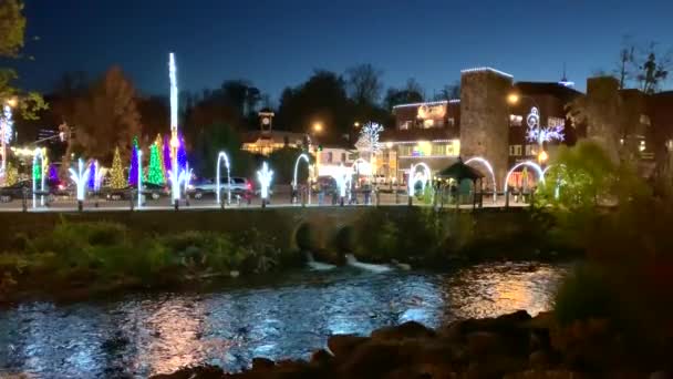 River Foreground Night Shot Riverwalk Christmas Decorations Lighting Distant Pedestrians — Stockvideo