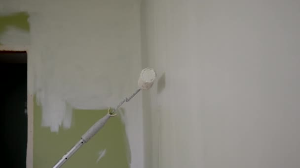Человек Рисует Стену Белой Помощью Краски Ролик — стоковое видео