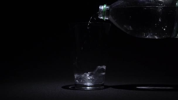 Ρίχνει Νερό Στο Κύπελλο Νερού Ορατή Χύτευση Μπουκάλι — Αρχείο Βίντεο