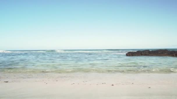 Идеальный Пляж Белым Песком Лавовые Скалы Мягко Ласкаемые Волнами — стоковое видео