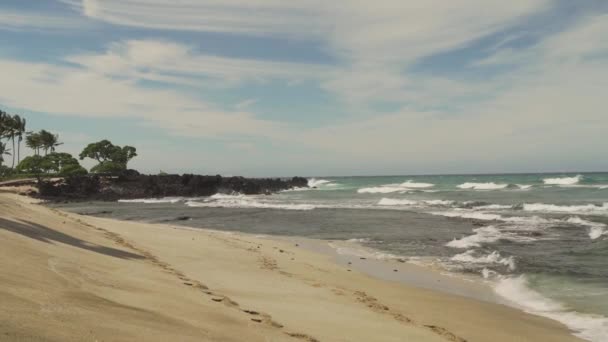 Большие Волны Очищающие Нетронутый Пляж Ударяющие Лавовые Скалы Вдалеке — стоковое видео