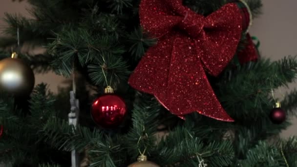 Macro Footage Christmas Decorations Decorated Christmas Tree Camera Pans Merry — Vídeo de Stock