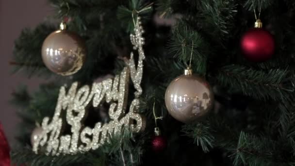 Footage Christmas Decorations Glittery Merry Christmas Sign Christmas Tree — Stockvideo
