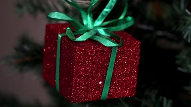 Макросъемка Рождественских Украшений Ярко Красный Блестящий Рождественский Подарок Украшения Елку — стоковое видео