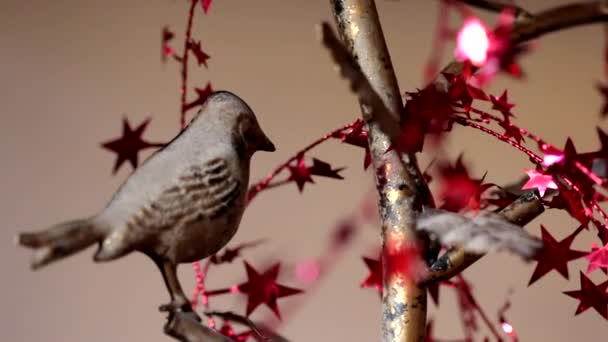 Макросъемка Рождественских Украшений Металлический Птичий Орнамент Красными Рождественскими Украшениями — стоковое видео