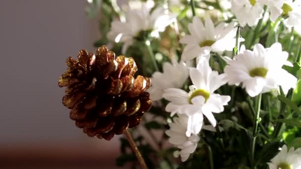 Macro Footage Christmas Decorations Bouquet Large Daisies Glittery Pinecone — Vídeo de Stock