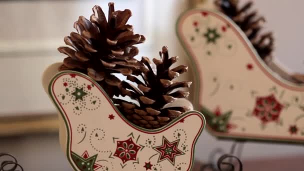 Macro Footage Christmas Decorations Christmas Sleighs Glittery Pinecones Shallow Focus — Stock video