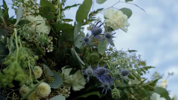 Close Summer Flowers Designs Outdoor Summer Wedding Reception — Vídeo de Stock