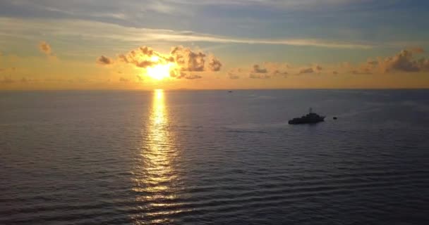 Aerial Flight Stunning Sunset Blue Ocean Ship Mabul Malaysia — Vídeo de stock