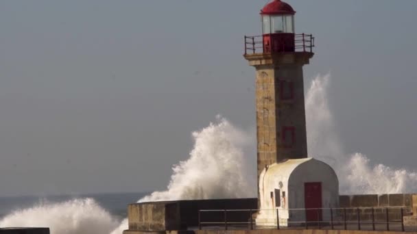 Маяк Заході Сонця Великими Хвилями Океану — стокове відео