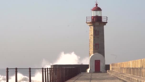 Ocean Big Waves Crash Lighthouse Red White — 비디오