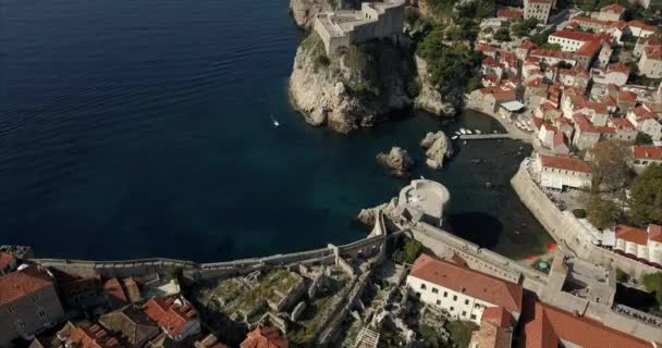 Aerial Shot Dubrovnik Old Town Camera Rises Slowly Reveal Ancient — Vídeo de Stock