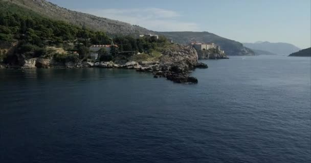 Aerial Shot Dubrovnik Camera Passes Low Sea Rocky Coast Rises — Stockvideo