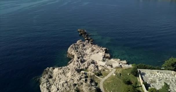 Aerial Shot Rocky Coast Dubrovnik Croatia Camera Rises Show Wide — ストック動画