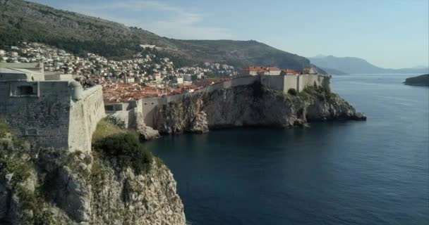 Imagem Aérea Cidade Velha Dubrovnik Câmera Passa Perto Fort Lovrijenac — Vídeo de Stock