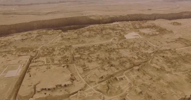 Drone Shot Moving Backward Ruins Jiaohe Xinjiang Grey Day Myst — Vídeos de Stock