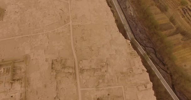 Drone Shot Moving Forward Panning Horizon Ruins Jiaohe Xinjiang Grey — Vídeo de stock