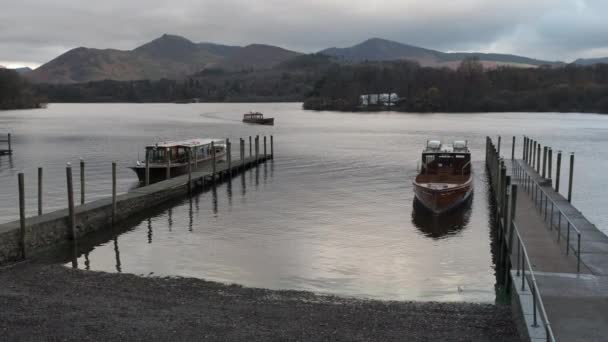 Barcos Passageiros Movidos Motor Uma Água Escura Sombria Derwent Keswick — Vídeo de Stock