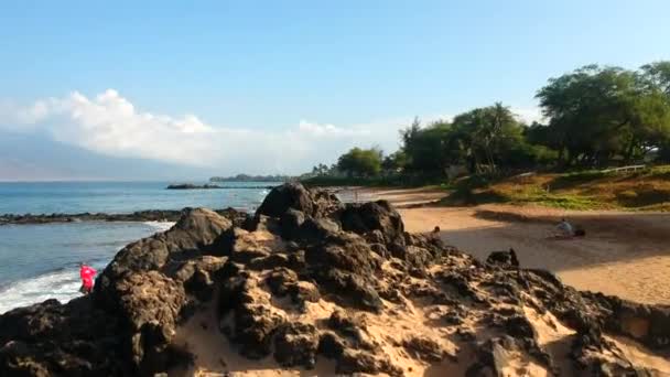 Aerial Dolly Style Shot Volcanic Rock Reveal Kamaole Iii Beach — Video