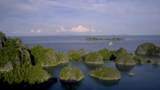 Scenic Lagoon Tropics Limestone Islands Creating Beautiful View Pianemo Lagoon — 비디오