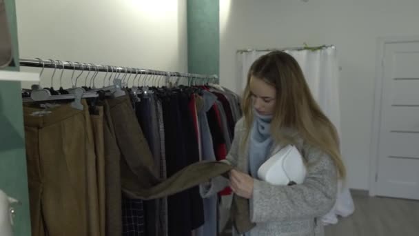 Beautiful Blond Woman Snowy Clutch Dressed Grey Winter Coat Touching — Vídeo de Stock