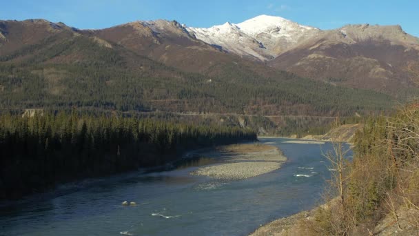 Snowcapped Alaskan Mountains River — Stockvideo